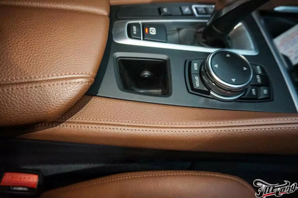 BMW X6 (F16). Установка скрытого омывателя камеры заднего вида.